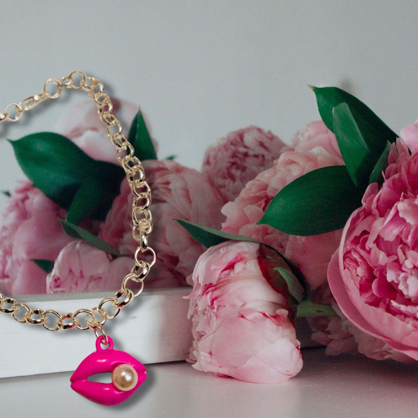 Pink Pearly Lips Bracelet